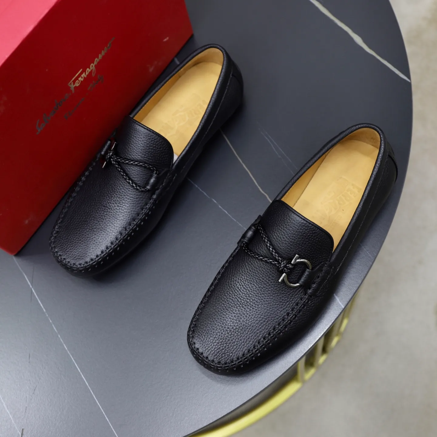 Men's shoes 💰480💰🙅‍♂️🙅‍♂️🙅‍♂️Niuli Brand: Ferragamo Standard code: Men's code 38/44 (45 customized) Grade: Same style as the official website Material: Original imported cowhide leather lining Original wear-resistant lightweight outsole Style category: Men's casual slip-on shoes Doudou shoes Noble luxury brand elements, top luxury color: actual picture color
